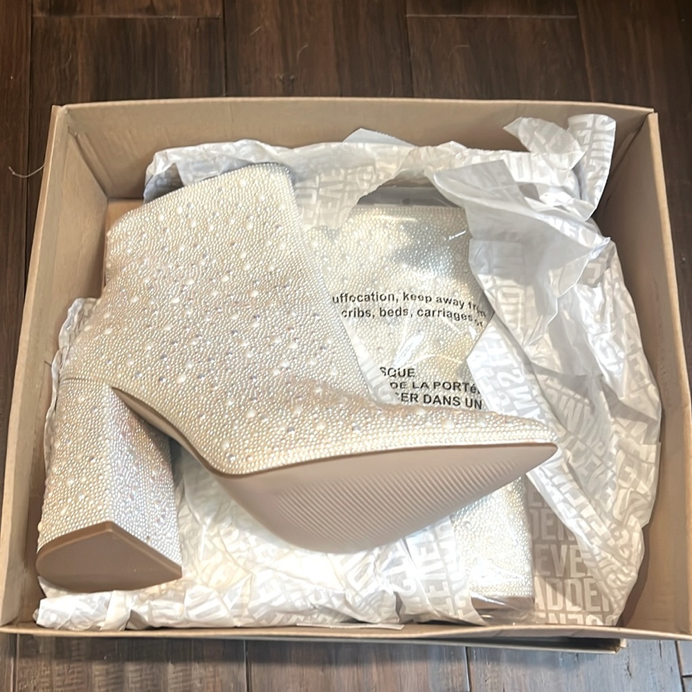 NWT Steve Madden Pearl Booties